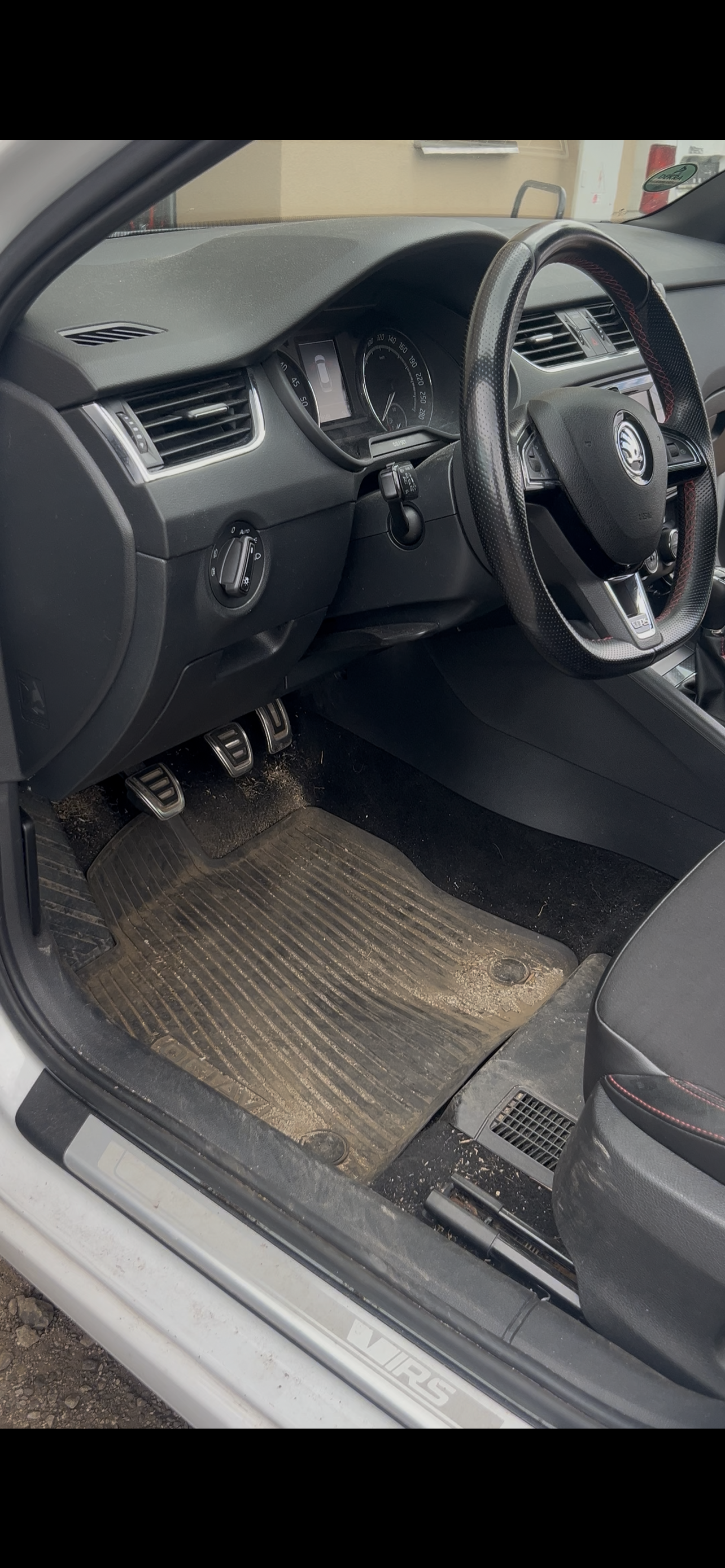 Špinavá palubní deska Octavia III – před čistěním